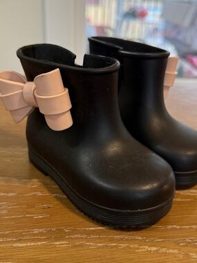Black Rain Boots with Pink Bow Accent Mini Melissa Size 6